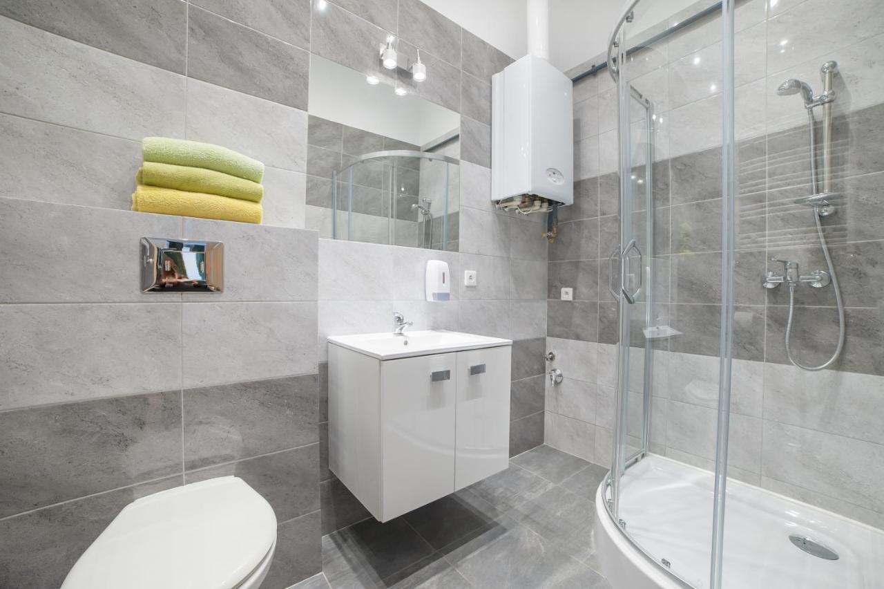 Dizzy Daisy Downtown Apartments Krakow Bagian luar foto